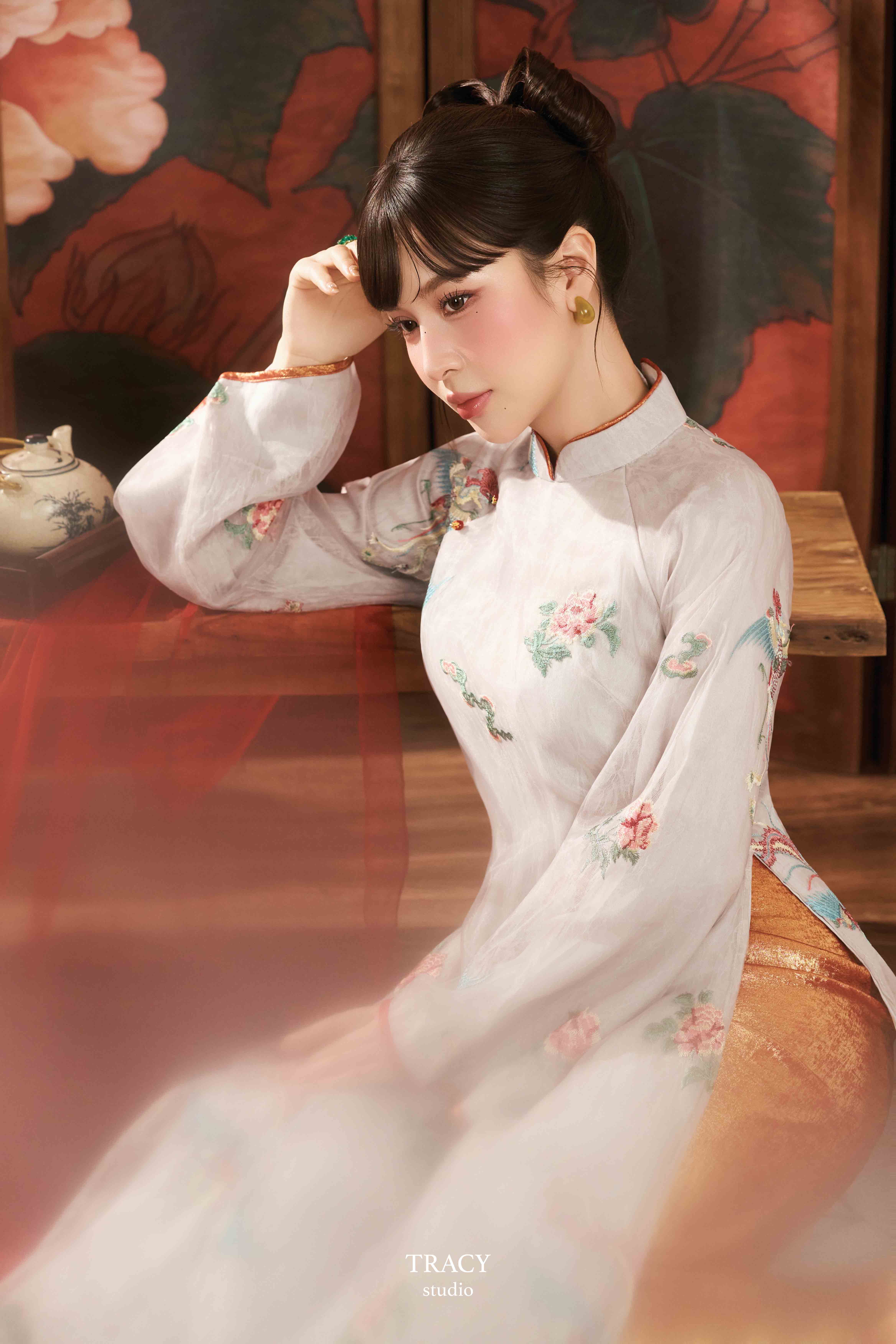 frontend/img/gallery/anh-tet-yem-ao-dai/tracy-studio-chup-concept-ao-dai-trinh-pham (7).jpg